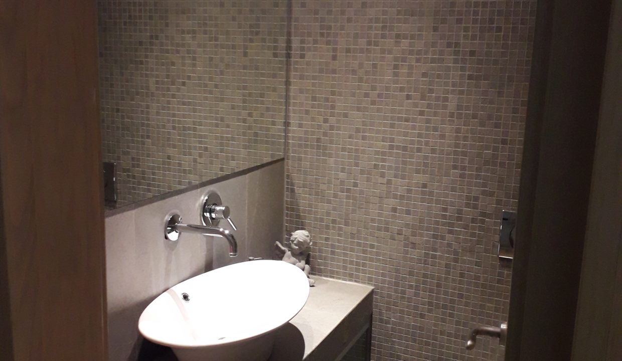 Gostinjski WC pri dnevnoj sobi