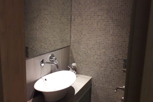 Gostinjski WC pri dnevnoj sobi