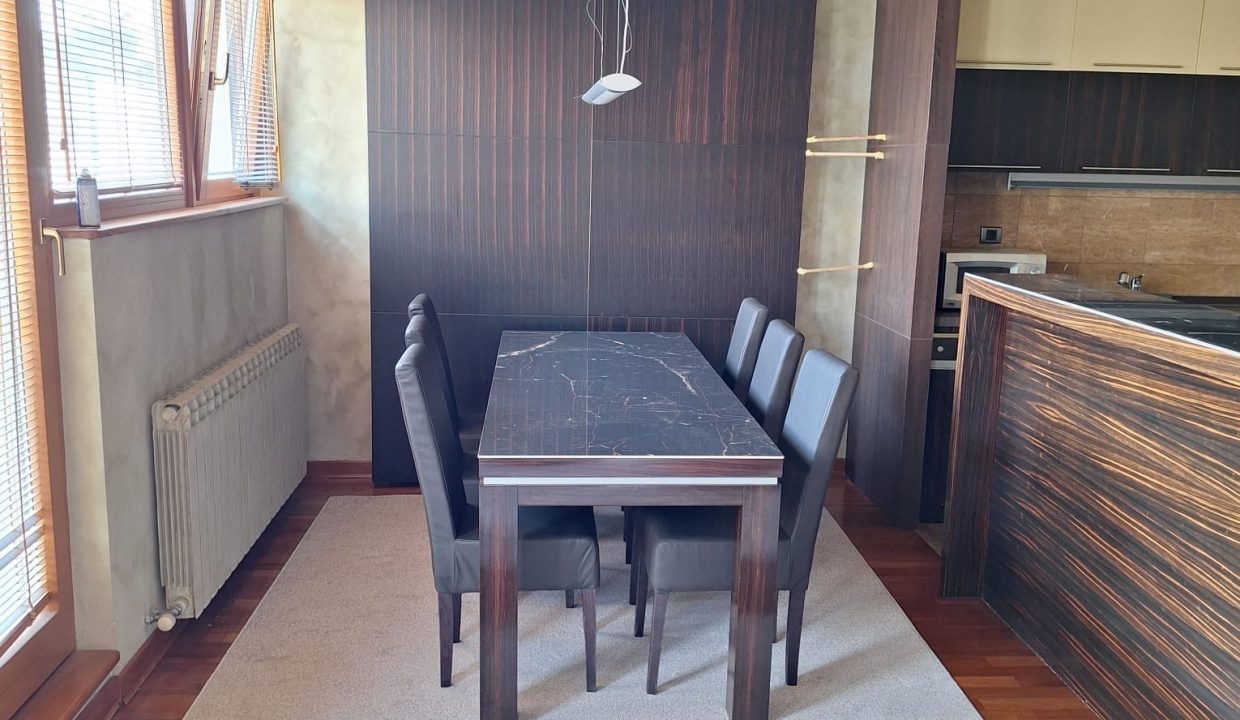 98056EDD-CA77-405D-935B-12402F6493F4