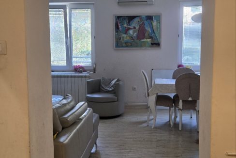 IMG-542b8783e70d3d9bbe93cbd13a595b86-V