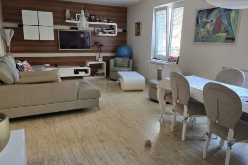 IMG-6b8d0a34ed7818631ca388466be93c93-V