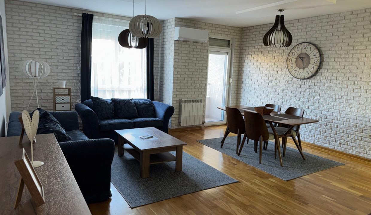 IMG-fb917ca3d74b774d950e44bca3f2c369-V