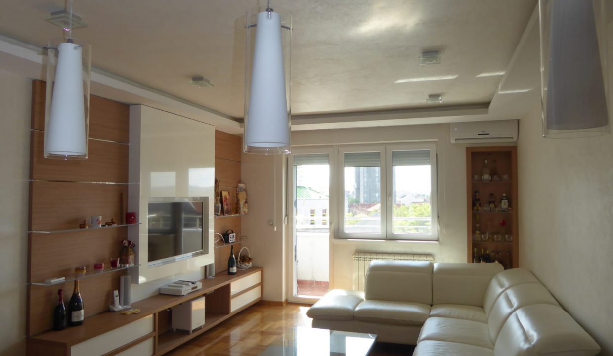 IMG-1a514177de4617606ea67c5f33e4d4e0-V