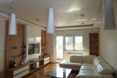 IMG-1a514177de4617606ea67c5f33e4d4e0-V