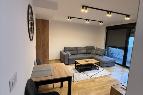 IMG-98feee1a7cad2aff3f73a636abb570f0-V